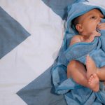 Comment choisir la sortie de bain parfaite pour votre nouveau-né