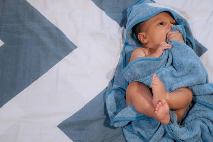 Comment choisir la sortie de bain parfaite pour votre nouveau-né